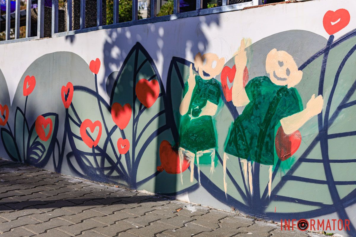 У соцмережах розмістили фото двох силуетів, які намалювали поверх муралу на проспекті Миру У соцмережах розмістили фото двох силуетів, які намалювали поверх муралу на проспекті Миру