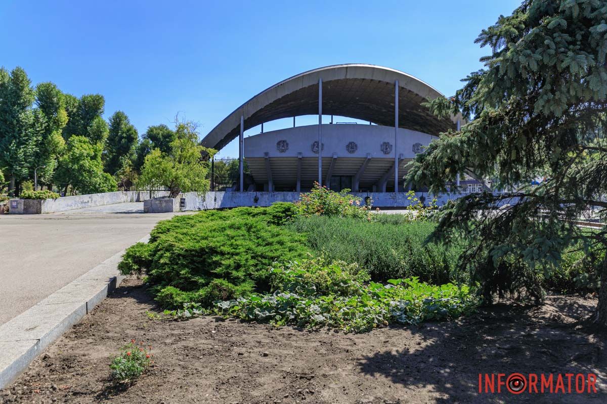 Прогулка В Днепре в парке Глобы на грядке заметили тыквы и дыни 11