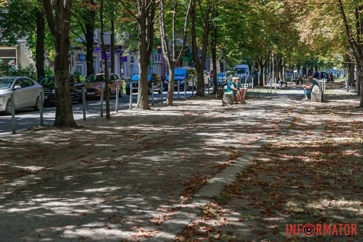 Люди відпочивають У Дніпрі хочуть оновити бульвар на вулиці Дениса Котенка: як він має виглядати 1