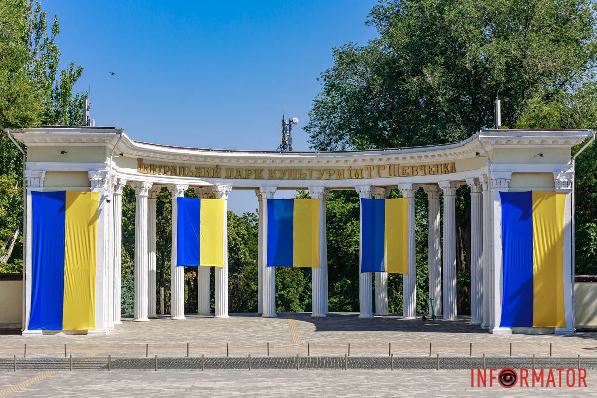 К праздникам город украсили К праздникам город украсили