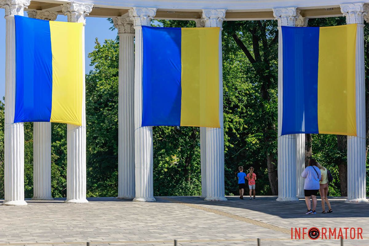 Флаг Украины Накануне праздников: в Днепре вход в парк и водопад украсили флагами 6