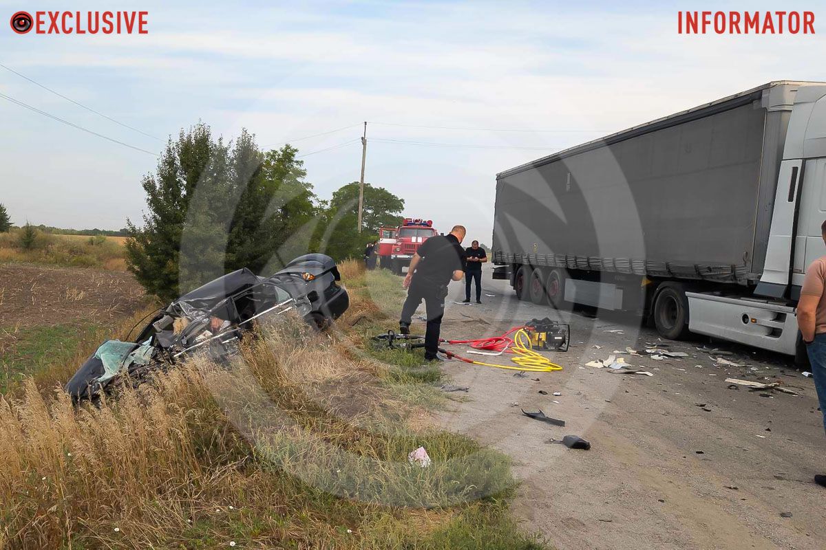 Є загиблі, рух ускладнений: на трасі у Дніпропетровській області Mitsubishi влетів у вантажівку 5