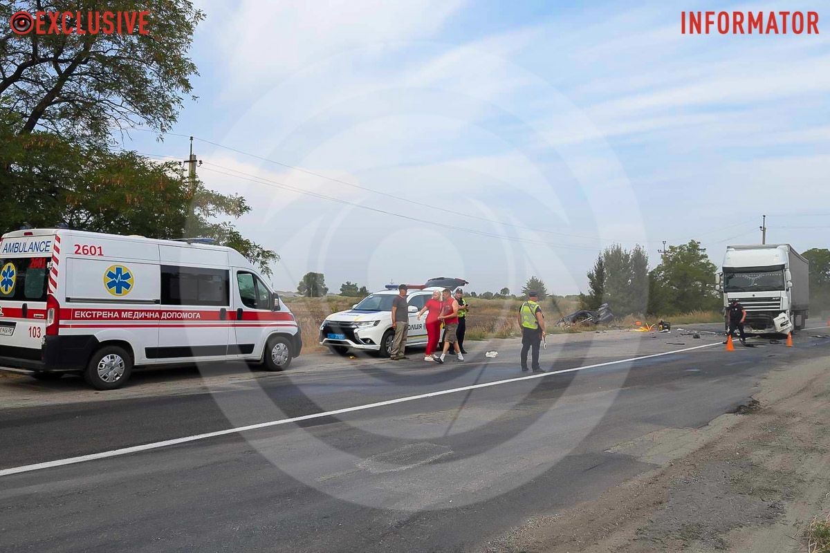 Є загиблі, рух ускладнений: на трасі у Дніпропетровській області Mitsubishi влетів у вантажівку 4