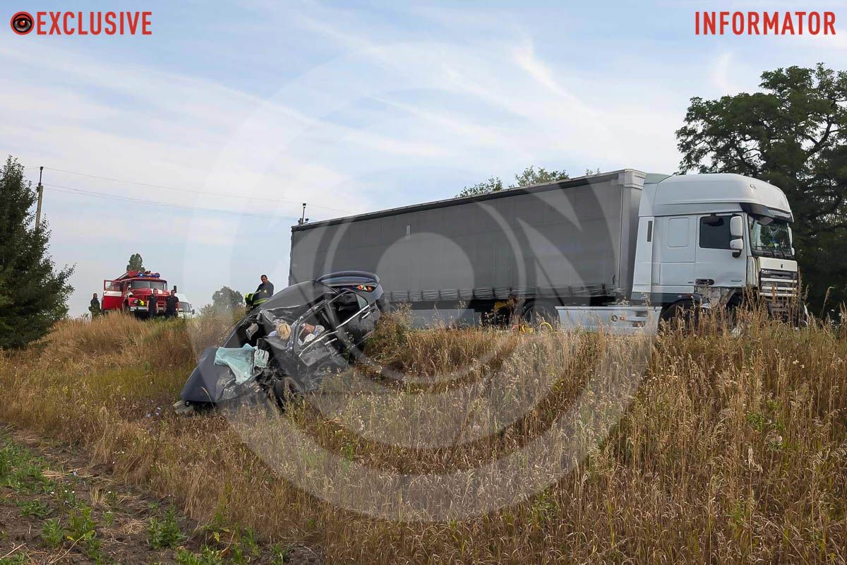 Є загиблі, рух ускладнений: на трасі у Дніпропетровській області Mitsubishi влетів у вантажівку 3