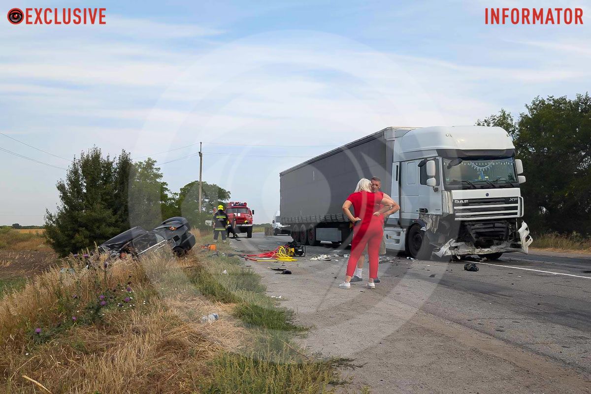 Є загиблі, рух ускладнений: на трасі у Дніпропетровській області Mitsubishi влетів у вантажівку 2