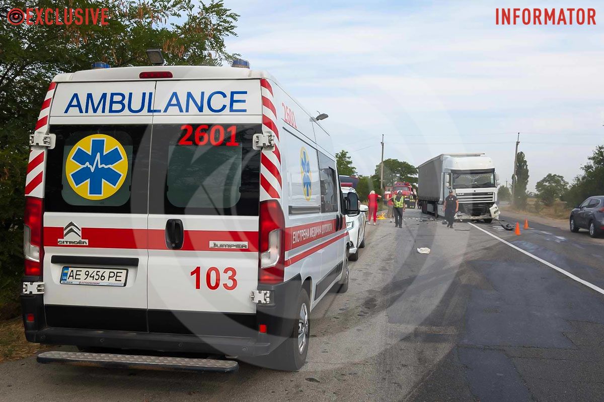 Є загиблі, рух ускладнений: на трасі у Дніпропетровській області Mitsubishi влетів у вантажівку 1