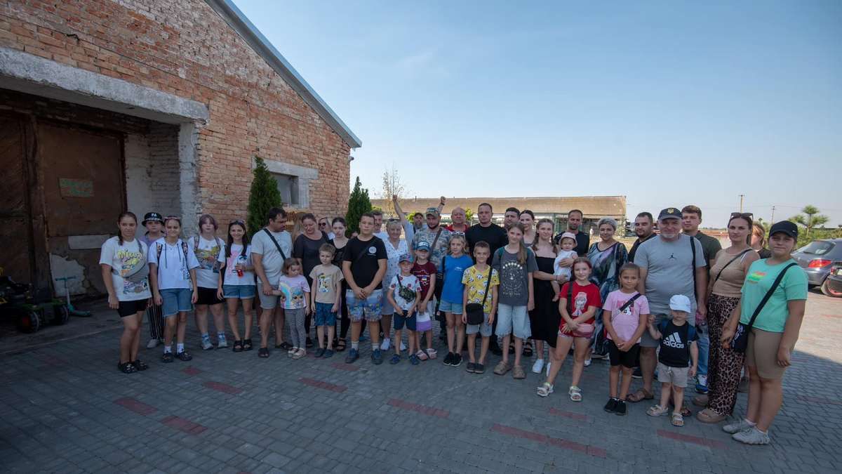 «Підтримка ветеранів»: для Захисників з Кам’янського та їх родин організували поїздку на кінну ферму