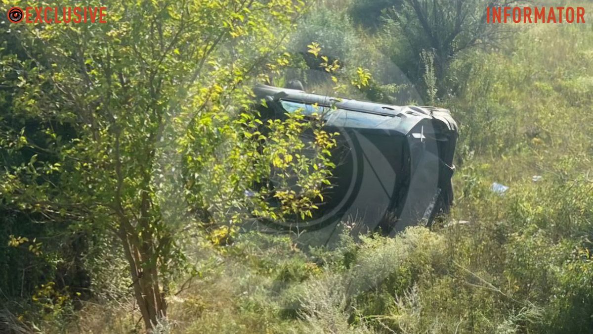 Загинули троє чоловіків: у Дніпропетровській області Renault злетів у кювет та перекинувся