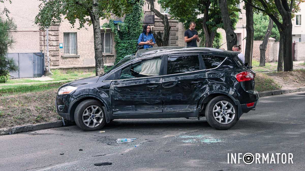 В Днепре на Щепкина столкнулись Ford и Mercedes: машина перевернулась на крышу