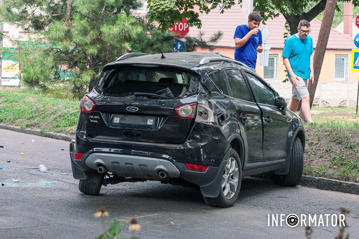 У Дніпрі на Щепкіна зіштовхнулися Ford та Mercedes: машина перекинулася на дах 1
