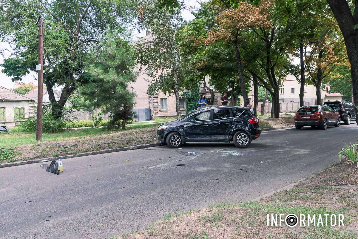 У Дніпрі на Щепкіна зіштовхнулися Ford та Mercedes: машина перекинулася на дах 2