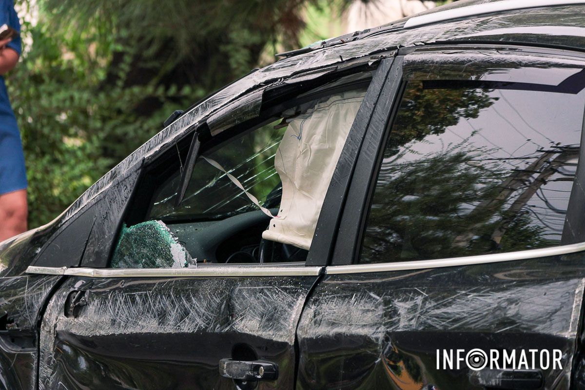 У Дніпрі на Щепкіна зіштовхнулися Ford та Mercedes: машина перекинулася на дах 12