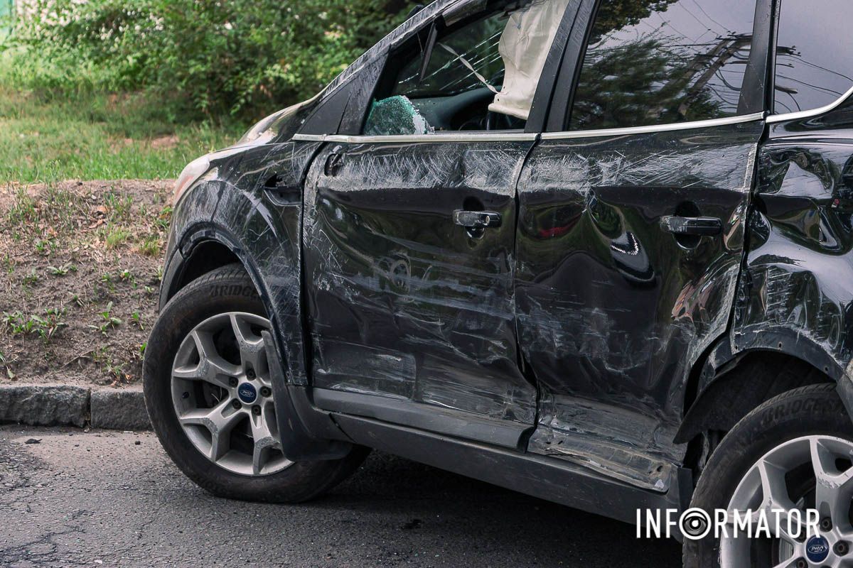 У Дніпрі на Щепкіна зіштовхнулися Ford та Mercedes: машина перекинулася на дах 4