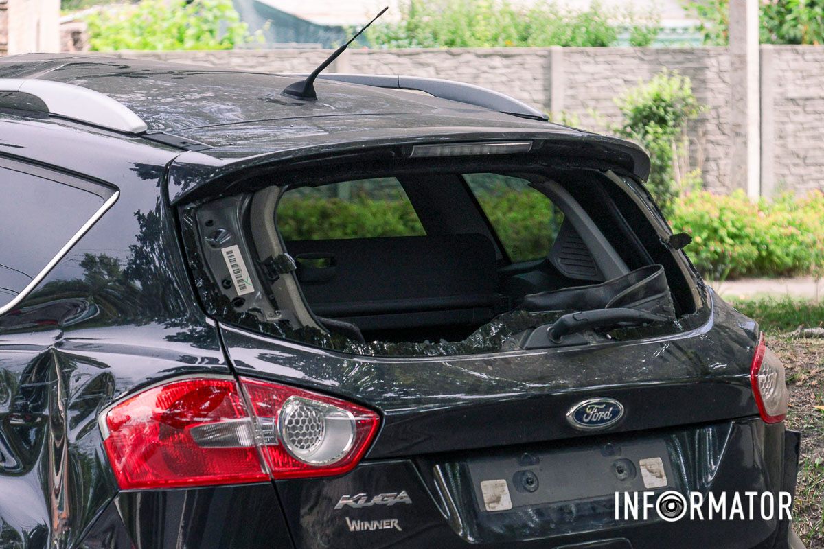 У Дніпрі на Щепкіна зіштовхнулися Ford та Mercedes: машина перекинулася на дах 9