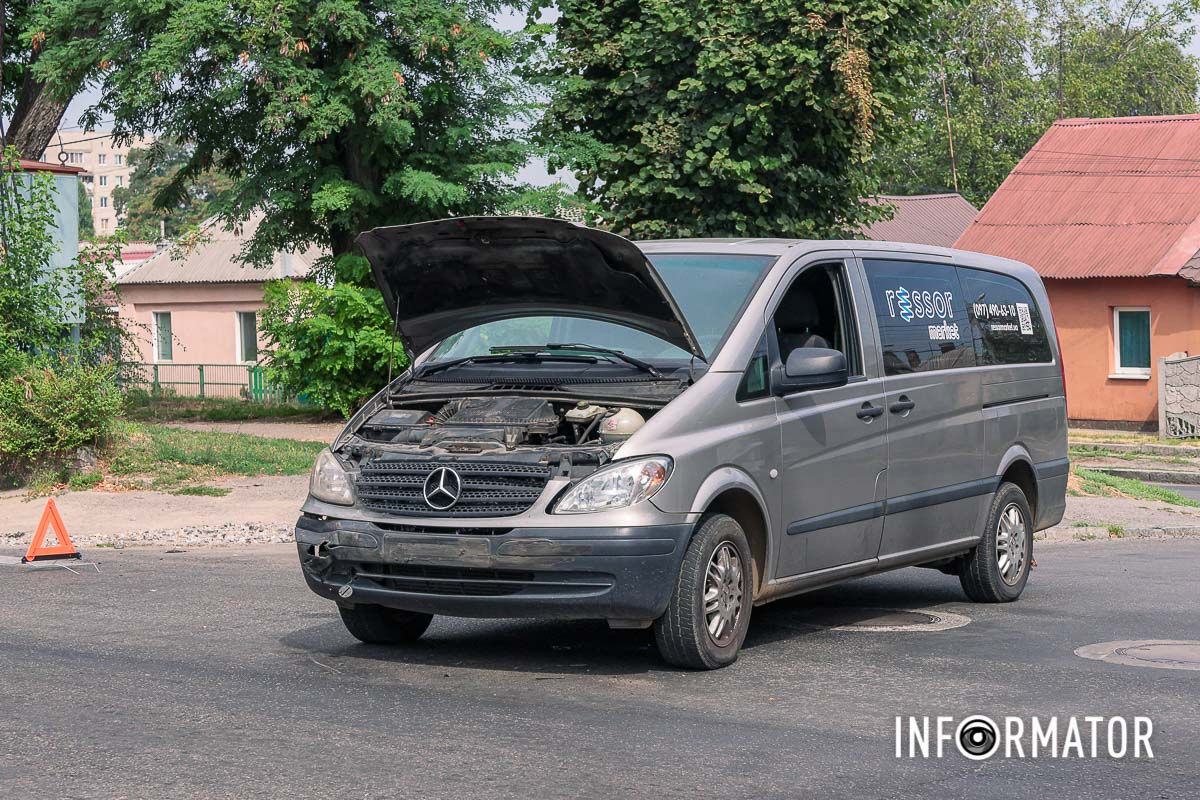 У Дніпрі на Щепкіна зіштовхнулися Ford та Mercedes: машина перекинулася на дах 3