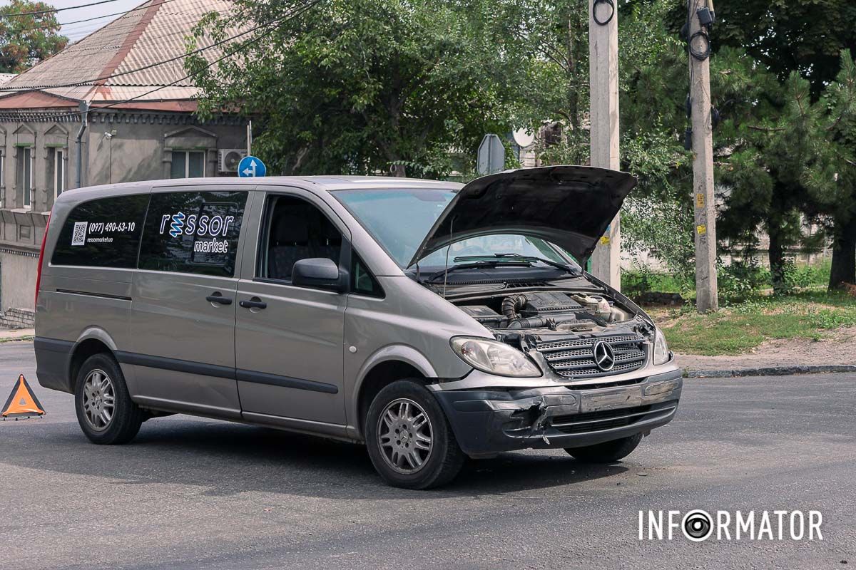 У Дніпрі на Щепкіна зіштовхнулися Ford та Mercedes: машина перекинулася на дах 7