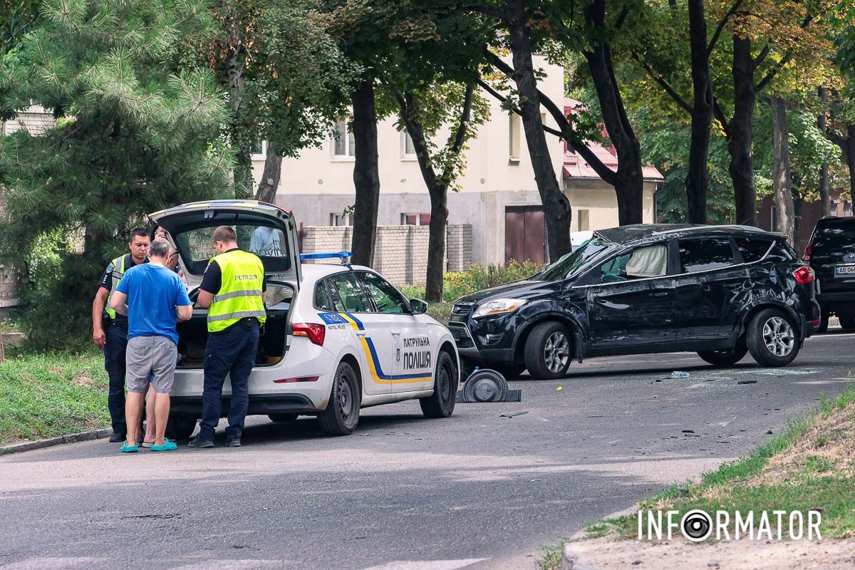 У Дніпрі на Щепкіна зіштовхнулися Ford та Mercedes: машина перекинулася на дах 6