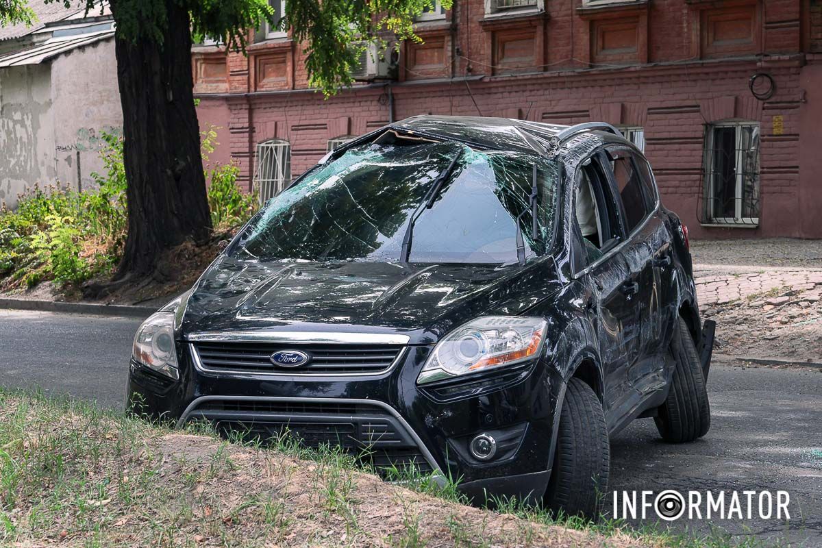 У Дніпрі на Щепкіна зіштовхнулися Ford та Mercedes: машина перекинулася на дах 5