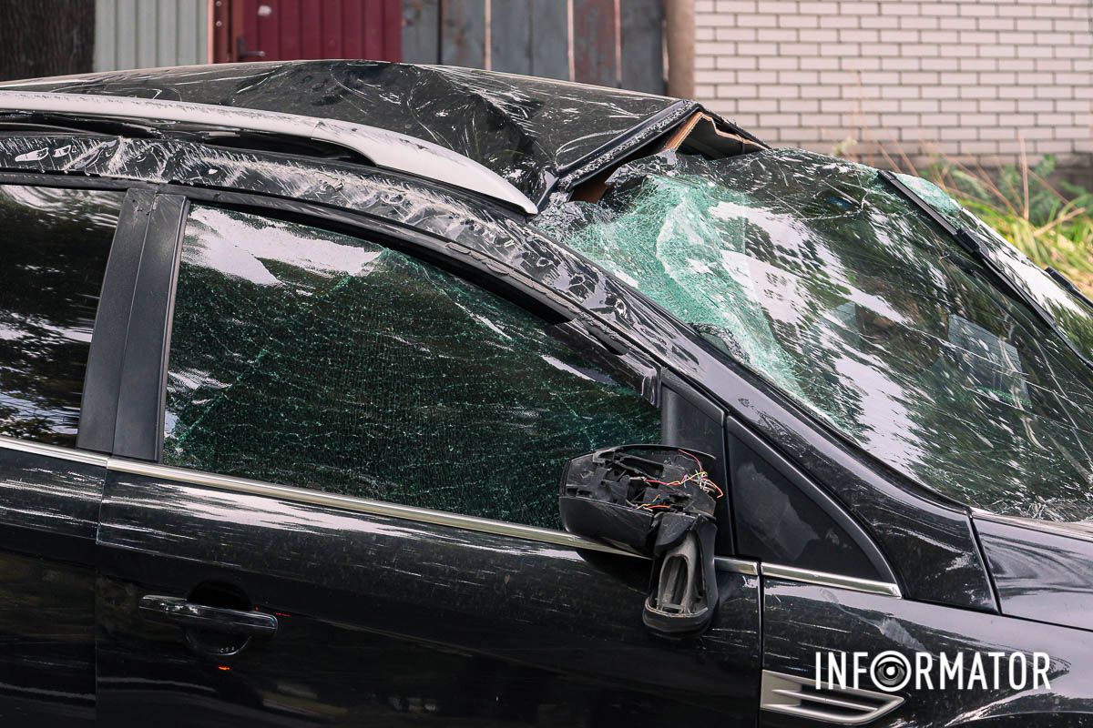 У Дніпрі на Щепкіна зіштовхнулися Ford та Mercedes: машина перекинулася на дах 8