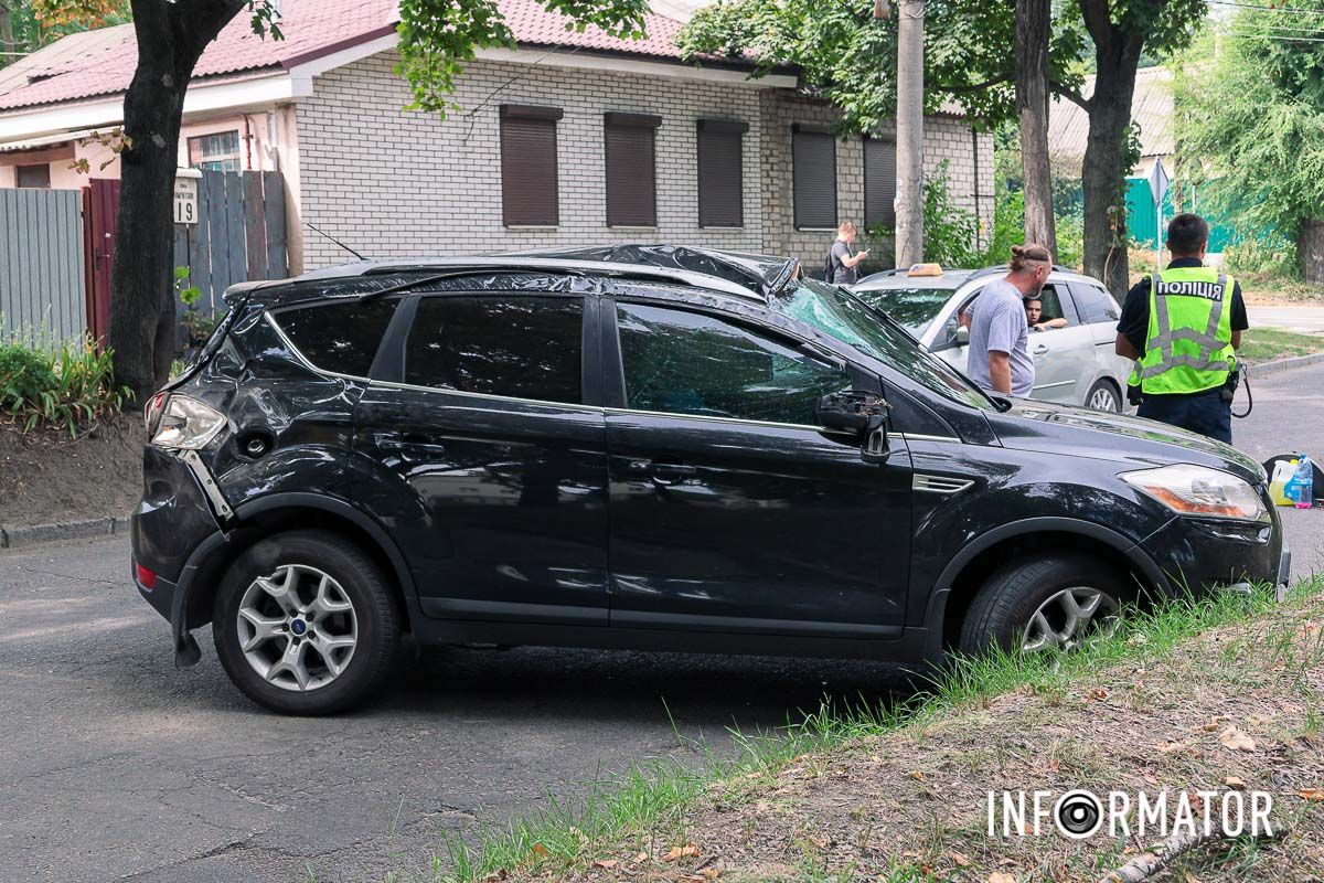У Дніпрі на Щепкіна зіштовхнулися Ford та Mercedes: машина перекинулася на дах 11