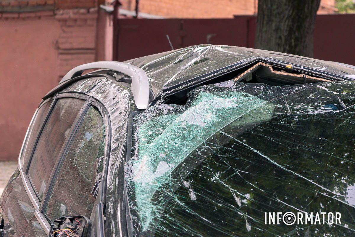 У Дніпрі на Щепкіна зіштовхнулися Ford та Mercedes: машина перекинулася на дах 10