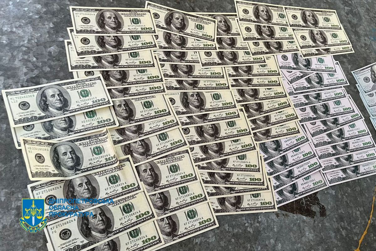 Впоследствии он начал оказывать психологическое давление и угрожал физической расправой его семье и поджогом имущества Впоследствии он начал оказывать психологическое давление и угрожал физической расправой его семье и поджогом имущества