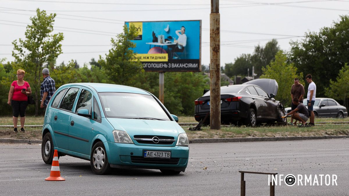 У Дніпрі на Донецькому шосе зіштовхнулись Opel та Nissan: зупинились трамваї