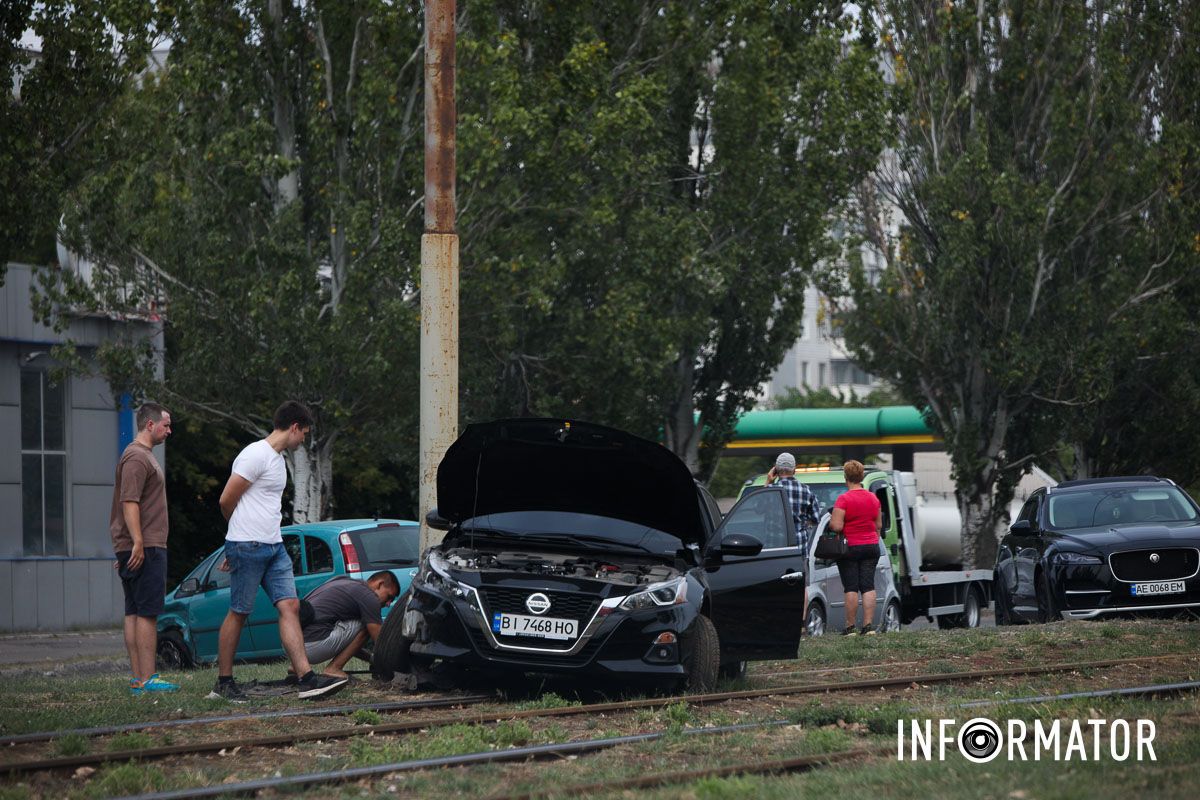  Станом на 14:45, евакуатор вже був на місці, трамваї ще не курсували