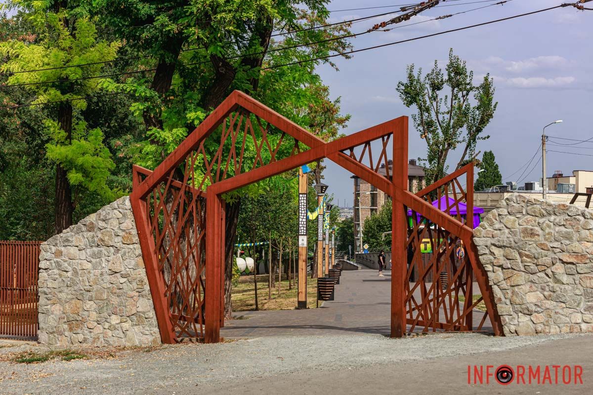 Вход в сквер Металлургов Вход в сквер Металлургов