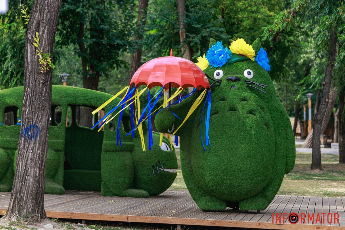 На голову одной из скульптур надели венок На голову одной из скульптур надели венок