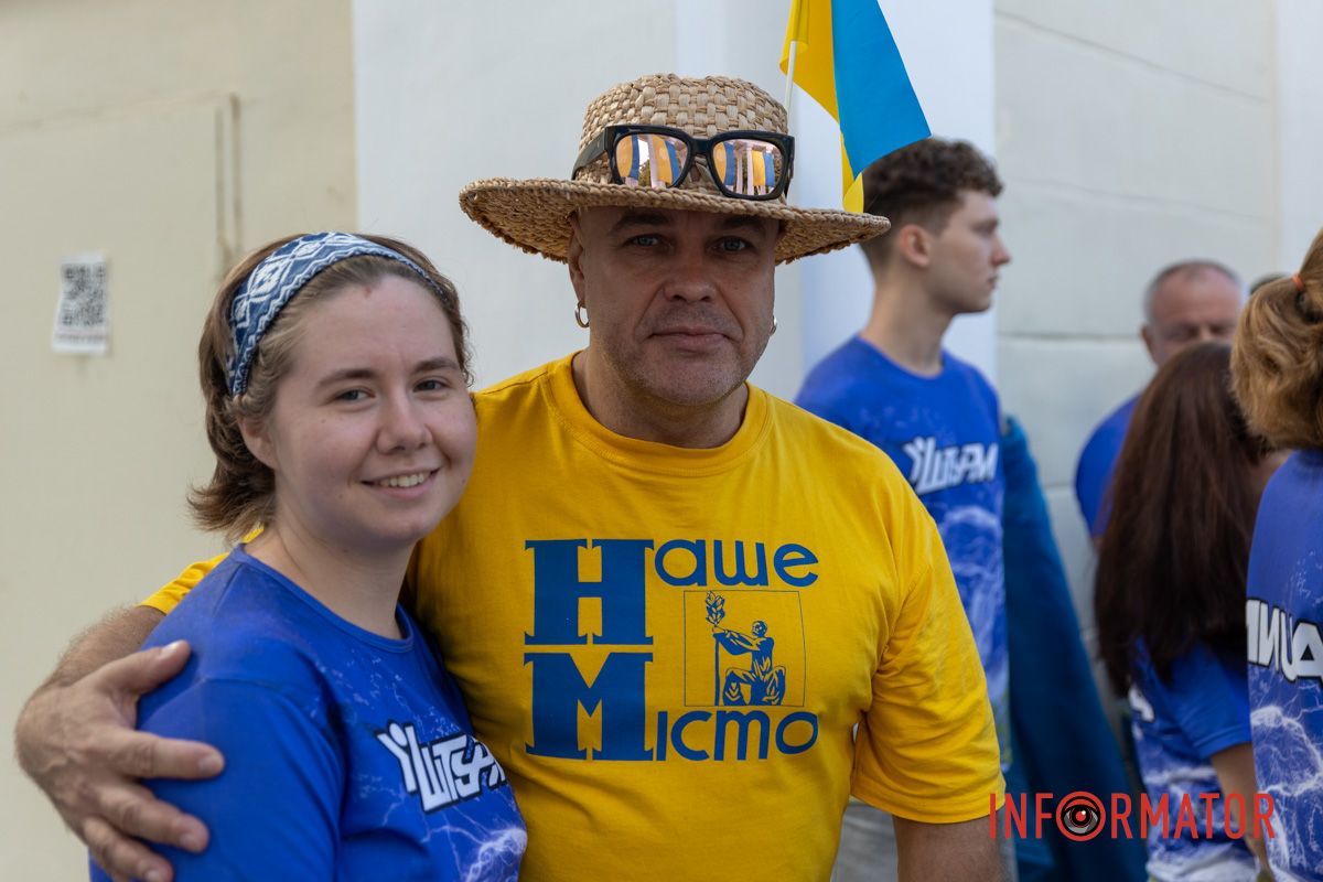 Святкування Дня Прапора в центрі Дніпра Патріотичний флешмоб та подяка ЗСУ: як у Дніпрі відзначили День Державного прапора 20