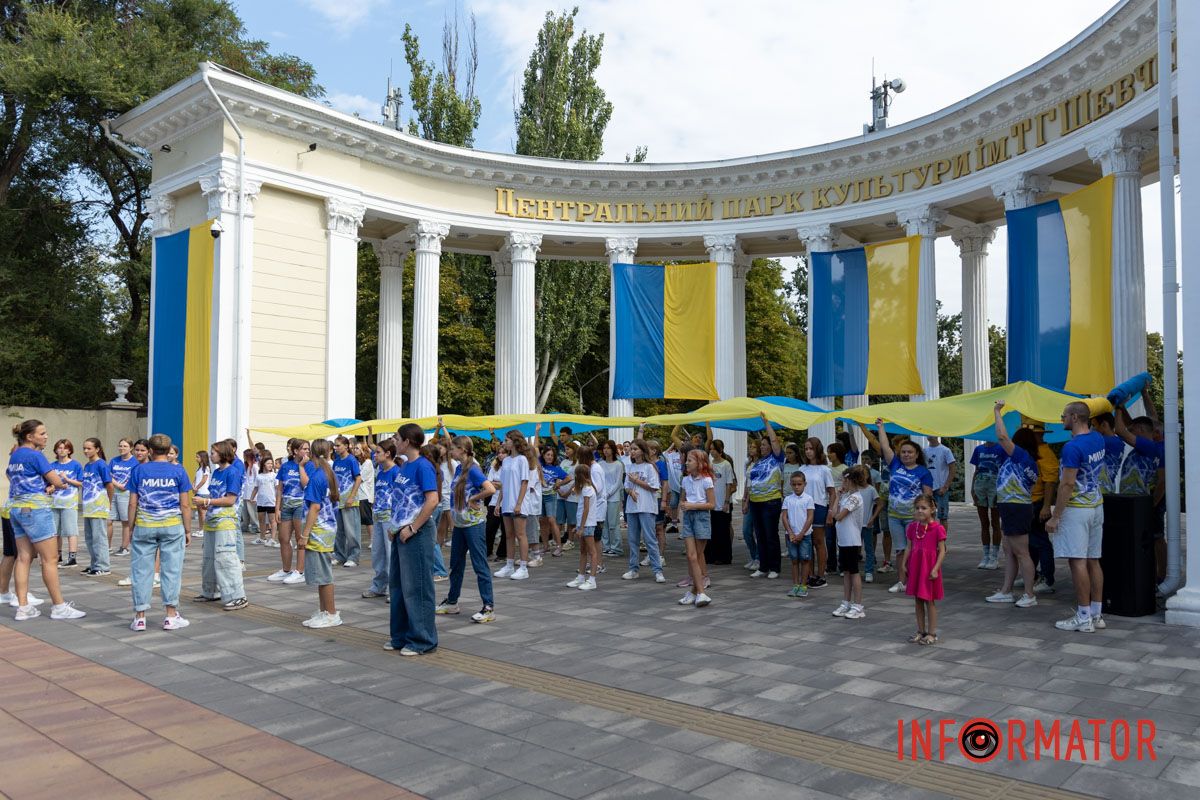 Флешмоб на честь Дня Державного Прапора у Дніпрі Патріотичний флешмоб та подяка ЗСУ: як у Дніпрі відзначили День Державного прапора 19