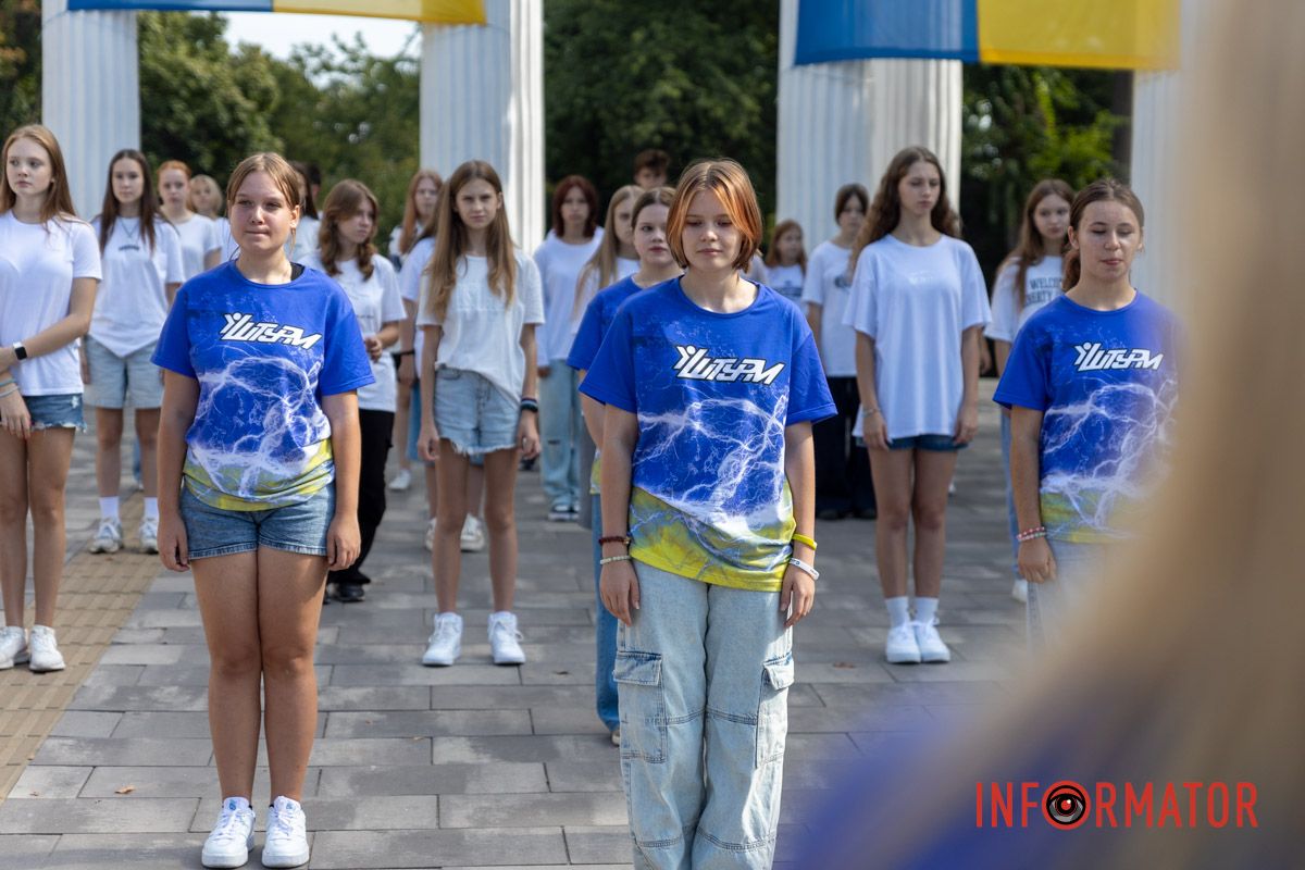 Урочистості в Дніпрі з нагоди Дня Державного Прапора Патріотичний флешмоб та подяка ЗСУ: як у Дніпрі відзначили День Державного прапора 17