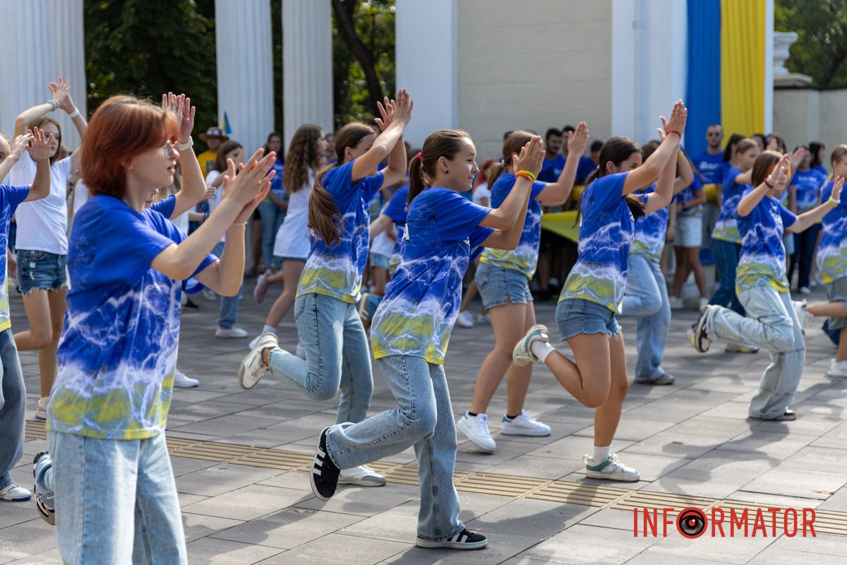 Жовто-блакитний стяг – символ незламності українського народу Патріотичний флешмоб та подяка ЗСУ: як у Дніпрі відзначили День Державного прапора 15