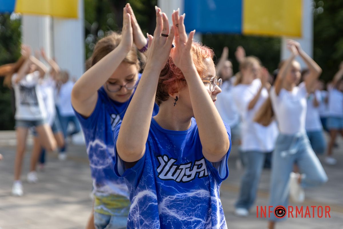 Патріотичний флешмоб біля парку імені Тараса Шевченка Патріотичний флешмоб та подяка ЗСУ: як у Дніпрі відзначили День Державного прапора 14