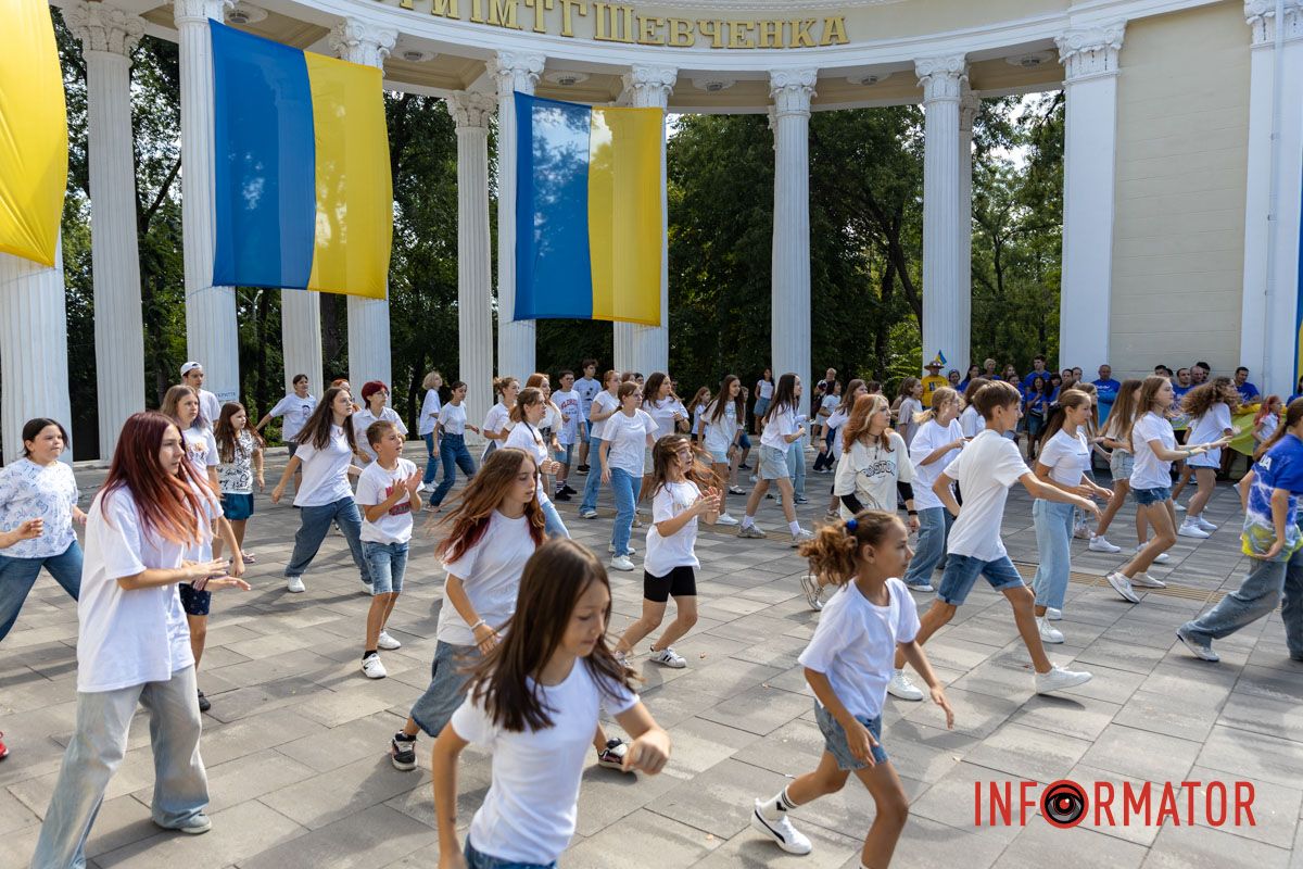 Учасники флешмобу об’єдналися під жовто-блакитним прапором Патріотичний флешмоб та подяка ЗСУ: як у Дніпрі відзначили День Державного прапора 13