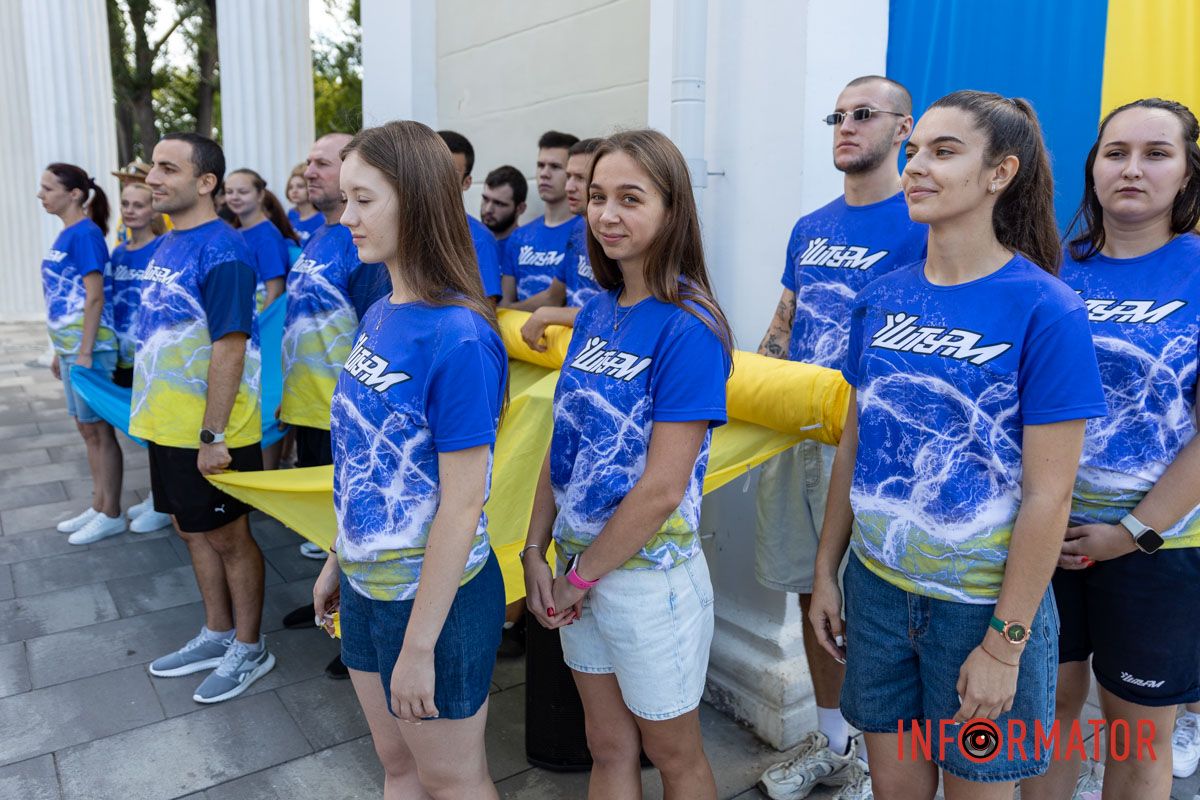 Молодь розгортає жовто-блакитний стяг під час флешмобу в Дніпрі Патріотичний флешмоб та подяка ЗСУ: як у Дніпрі відзначили День Державного прапора 8