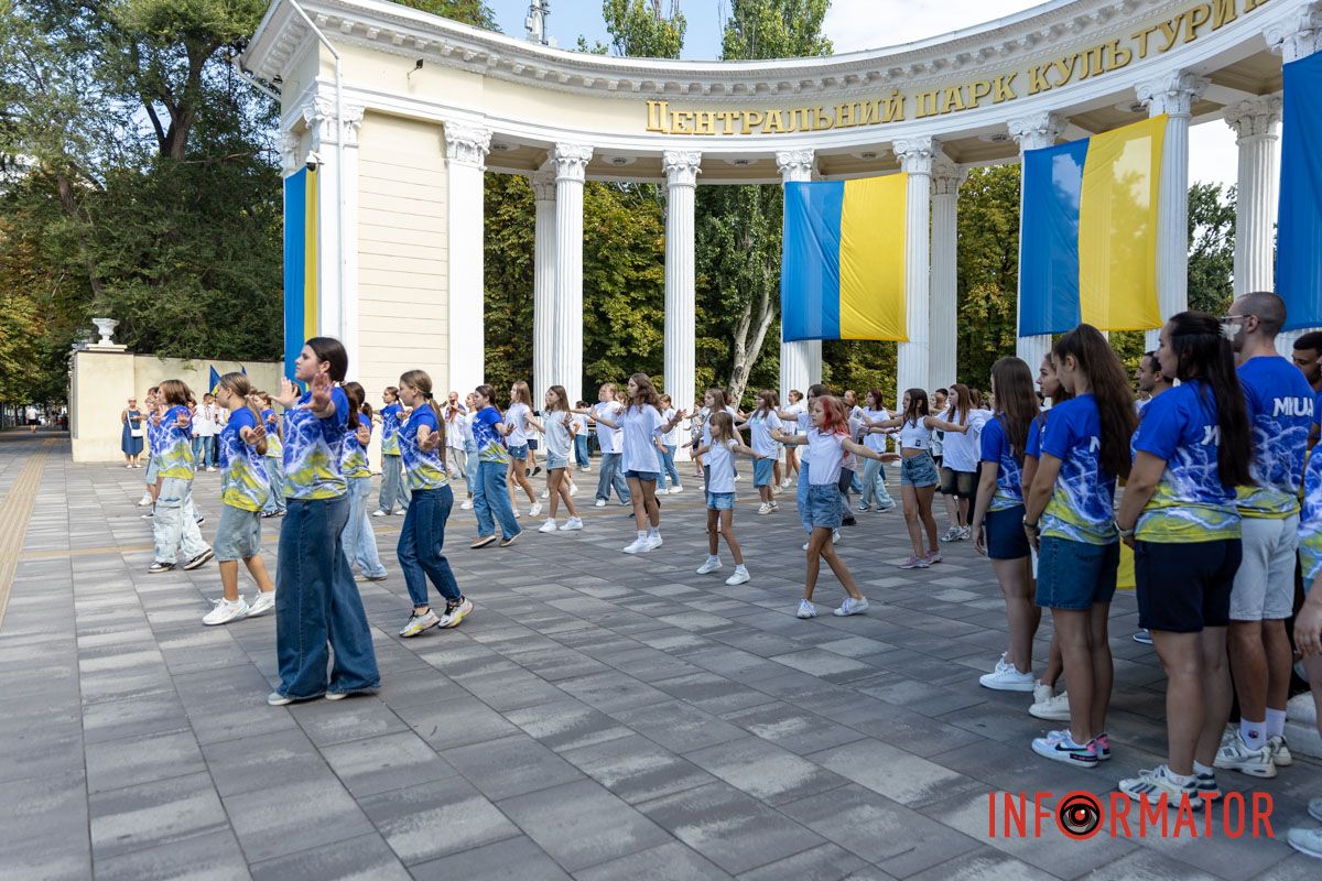 На завершення всі присутні виконали Державний Гімн України Патріотичний флешмоб та подяка ЗСУ: як у Дніпрі відзначили День Державного прапора 7