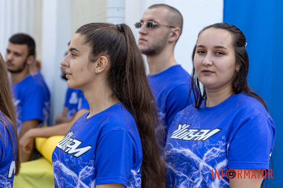 Під час урочистостей присутні подякували ЗСУ за їхню роботу на передовій і за захист від ворога Патріотичний флешмоб та подяка ЗСУ: як у Дніпрі відзначили День Державного прапора 5