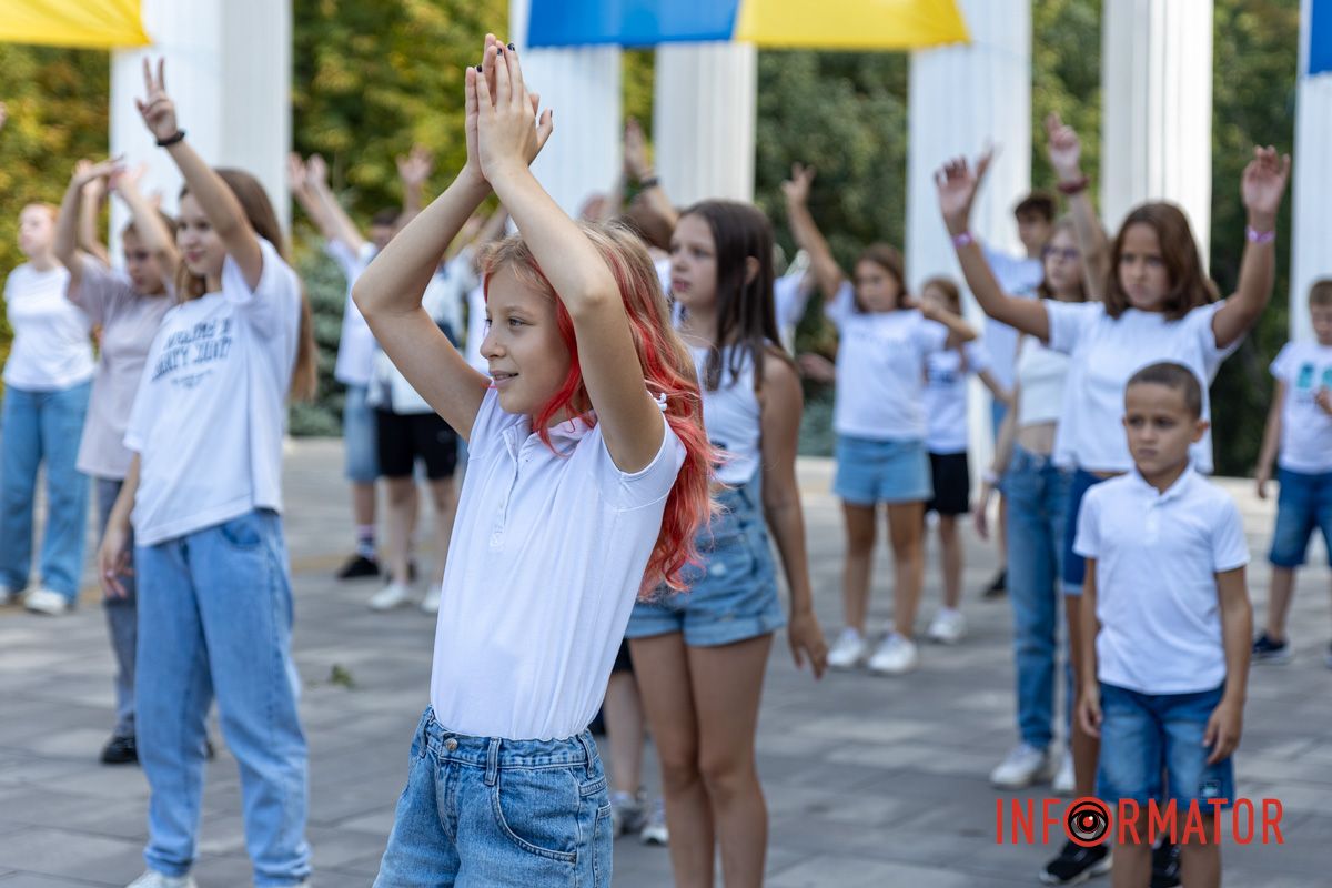 Під час заходу біля колон учасники розгорнули жовто-блакитний стяг та провели невеликий мітинг Патріотичний флешмоб та подяка ЗСУ: як у Дніпрі відзначили День Державного прапора 4