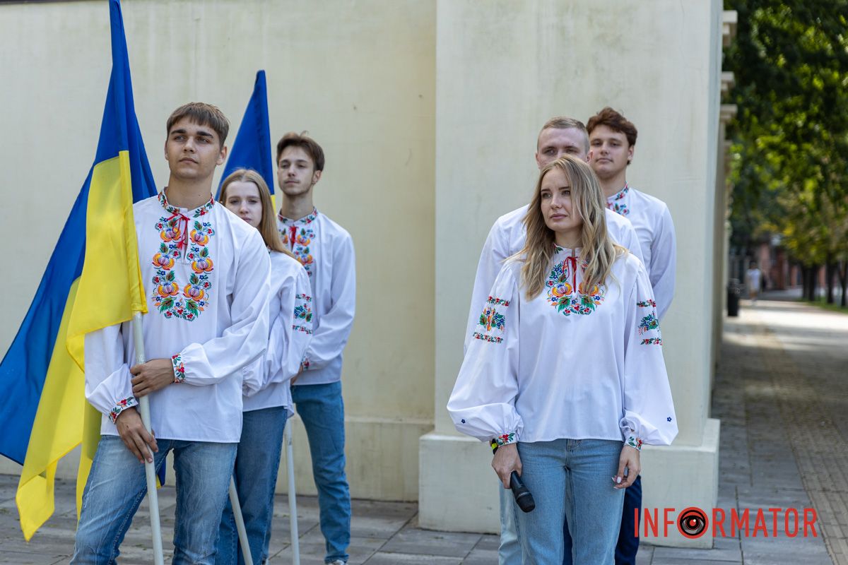 окрема, біля входу до міського парку відпочинку імені Тараса Шевченка молодь організувала патріотичний флешмоб Патріотичний флешмоб та подяка ЗСУ: як у Дніпрі відзначили День Державного прапора 3