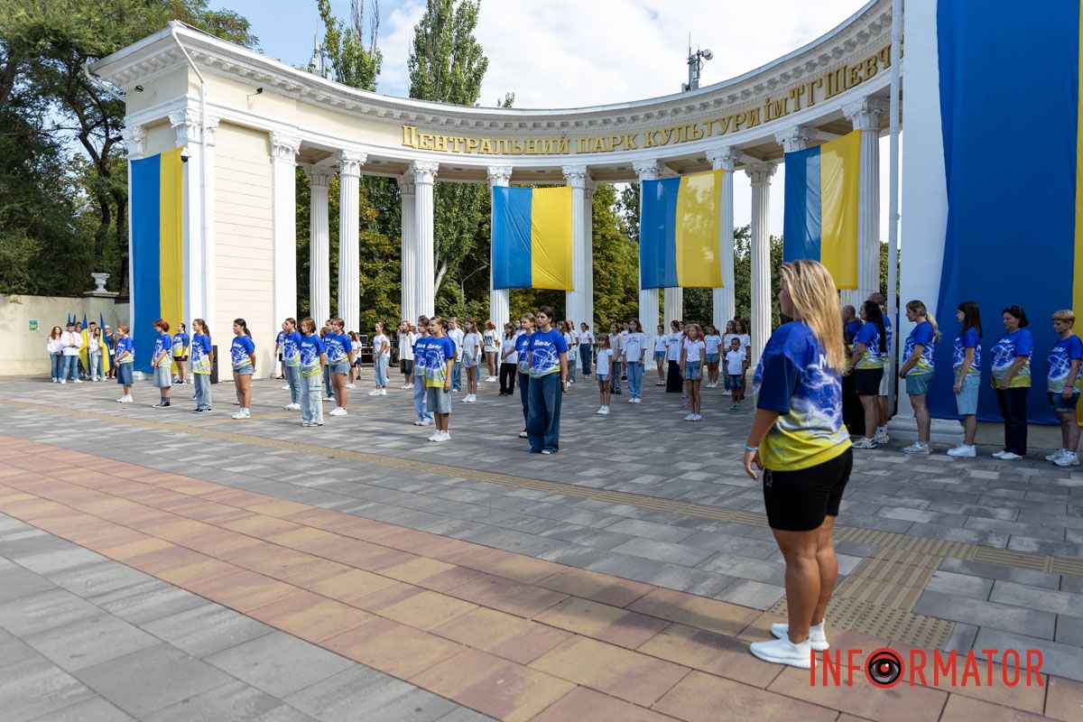 З цієї нагоди в Дніпрі пройшла низка святкових заходів Патріотичний флешмоб та подяка ЗСУ: як у Дніпрі відзначили День Державного прапора 2