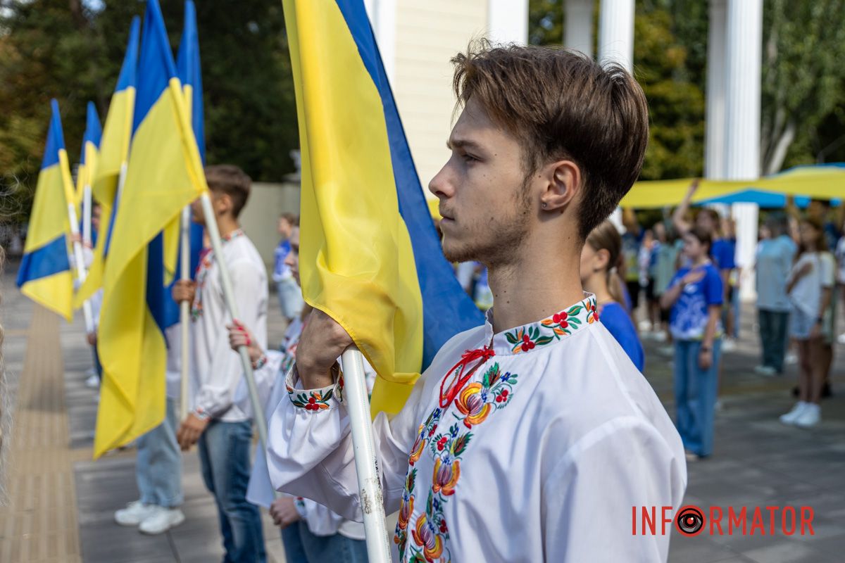 Прапори у руках Патріотичний флешмоб та подяка ЗСУ: як у Дніпрі відзначили День Державного прапора 33