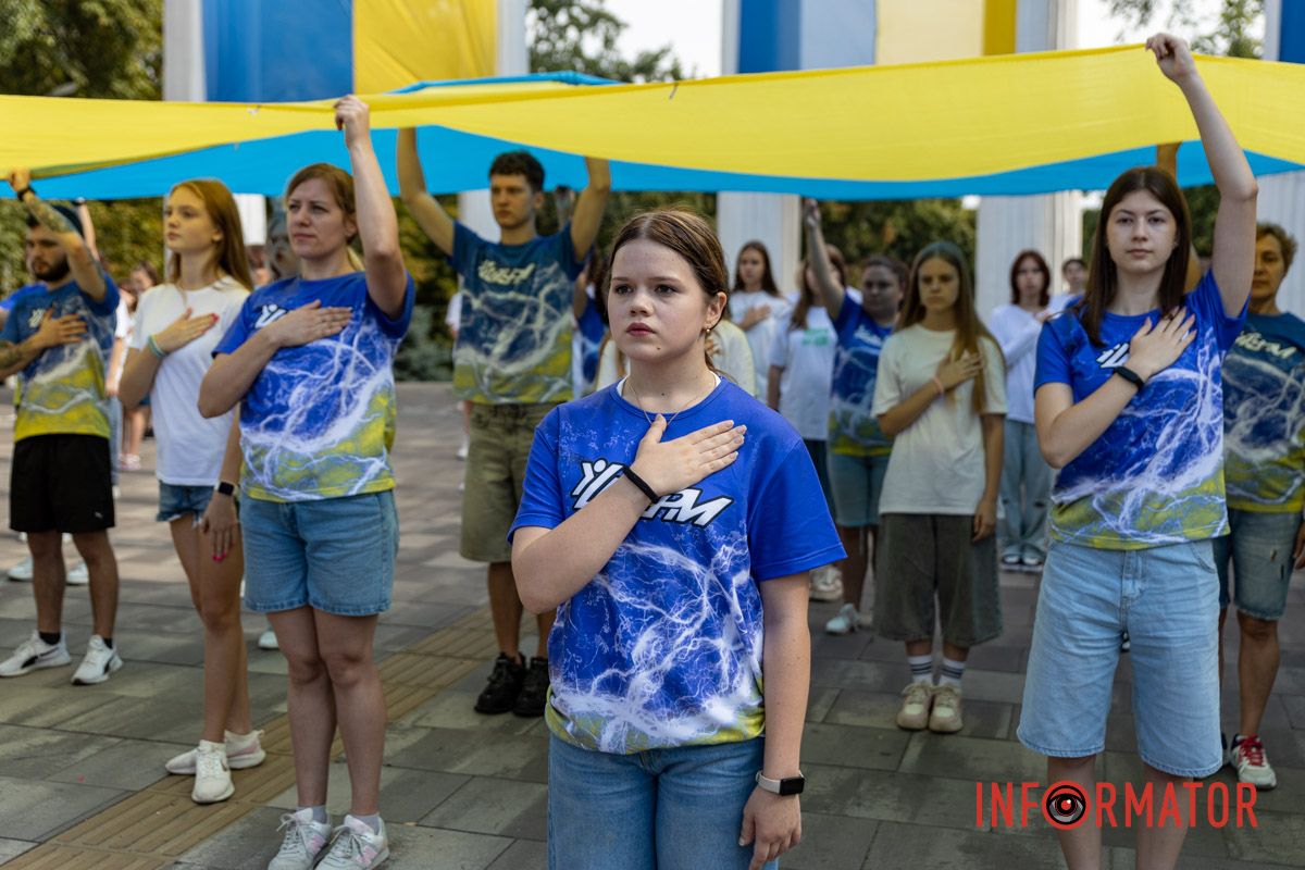 Учасники заходу виражають подяку ЗСУ Патріотичний флешмоб та подяка ЗСУ: як у Дніпрі відзначили День Державного прапора 30