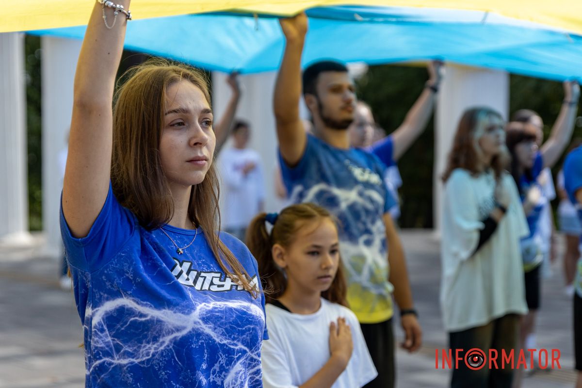 Святковий флешмоб у центрі Дніпра на День Прапора Патріотичний флешмоб та подяка ЗСУ: як у Дніпрі відзначили День Державного прапора 28