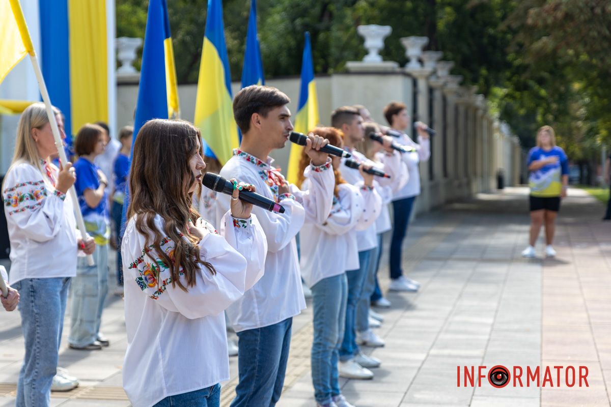 Урочисте виконання Гімну України на честь Дня Прапора Патріотичний флешмоб та подяка ЗСУ: як у Дніпрі відзначили День Державного прапора 26