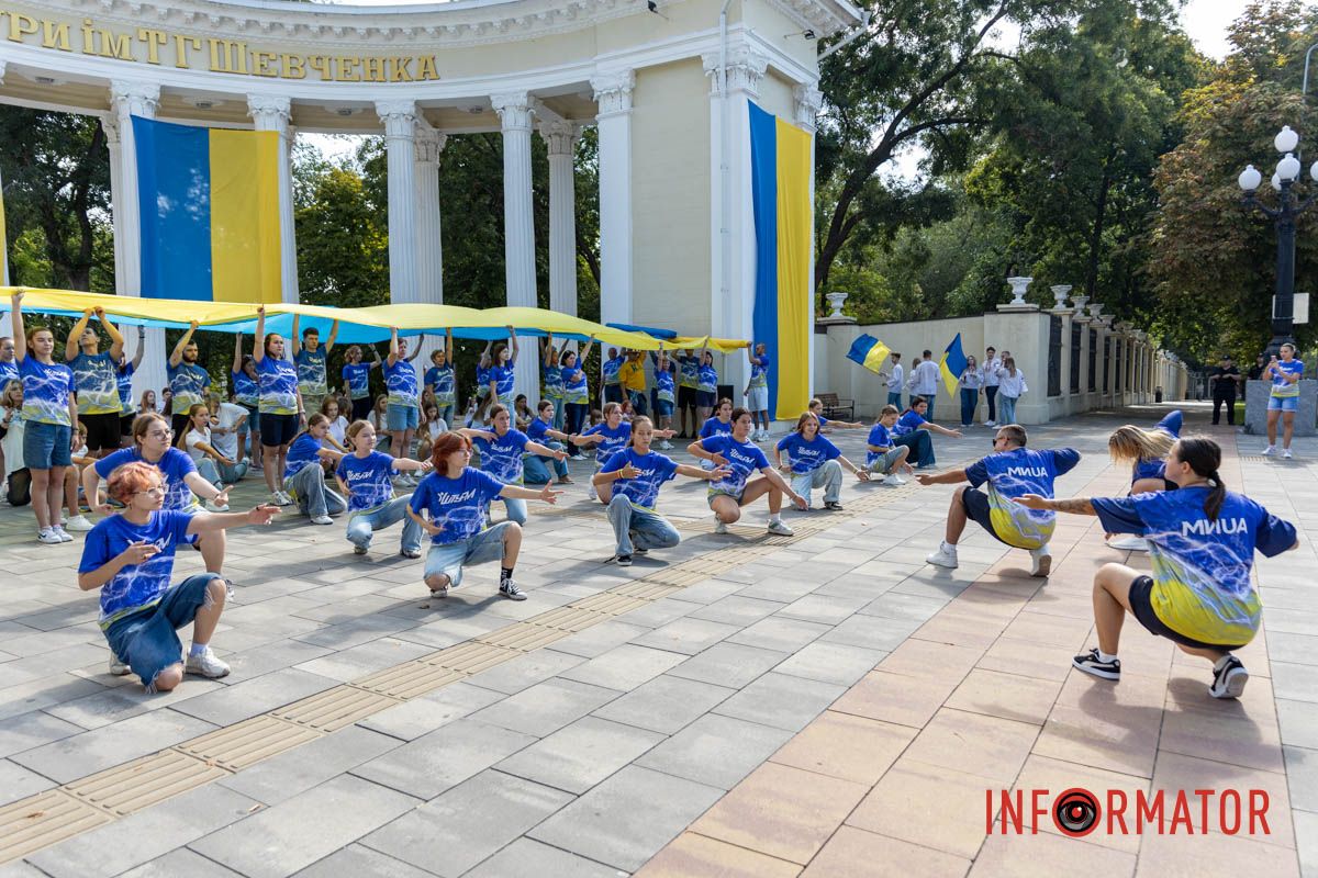 Дніпро святкує День Прапора з патріотичним настроєм Патріотичний флешмоб та подяка ЗСУ: як у Дніпрі відзначили День Державного прапора 25