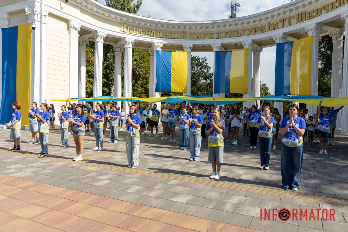 Жовто-блакитний прапор об'єднує учасників флешмобу Патріотичний флешмоб та подяка ЗСУ: як у Дніпрі відзначили День Державного прапора 21