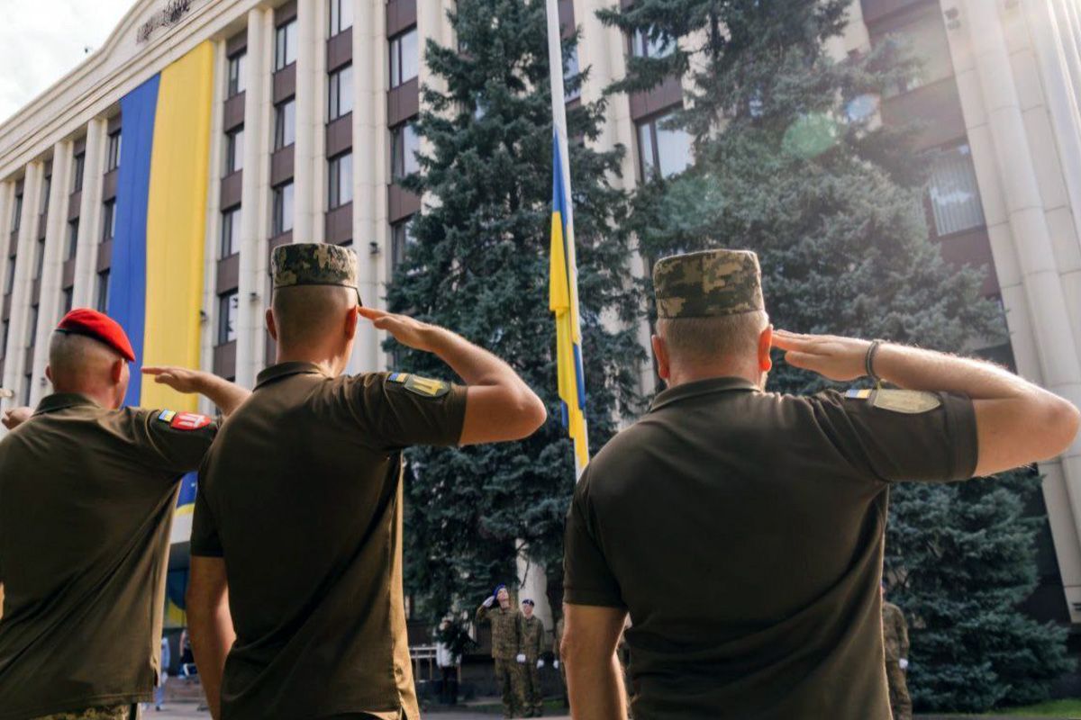 У Дніпрі пройшла урочиста церемонія підняття державного прапора біля будівлі ОДА