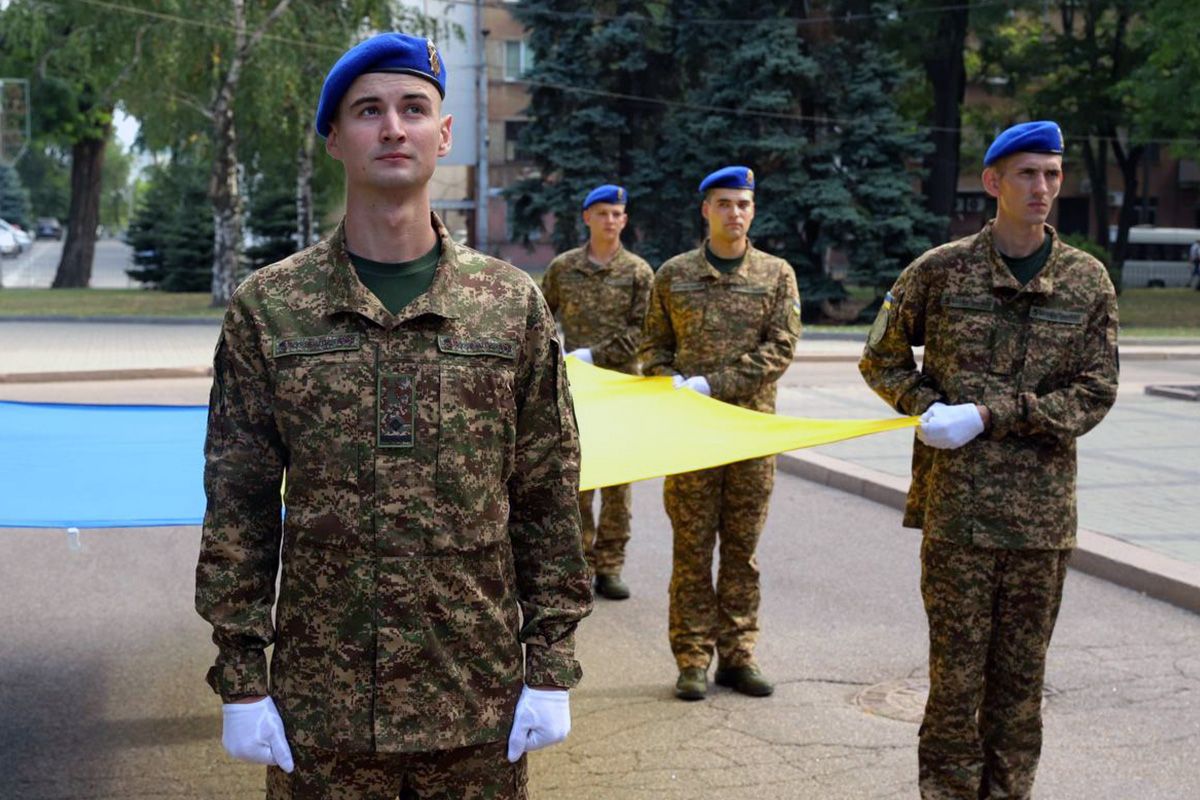 Прапор в небо підіймали українські військові